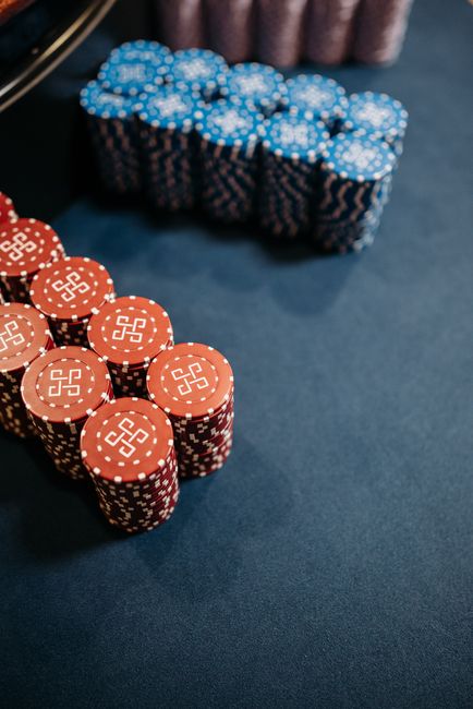 Värvilised pokkerižetoonid virnades