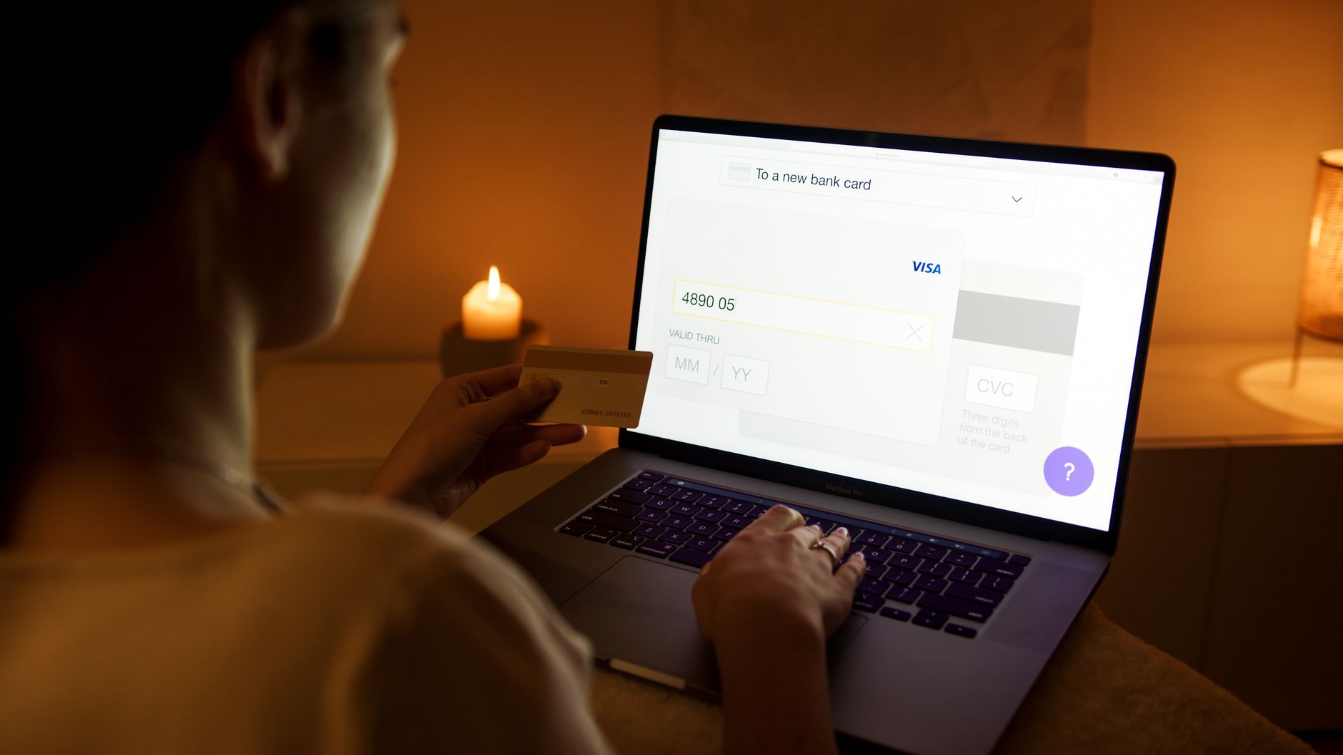 Inimene teeb sülearvutiga turvalist online-makset — registreerimiseta kasiino sissemakse käib otse pangakontolt