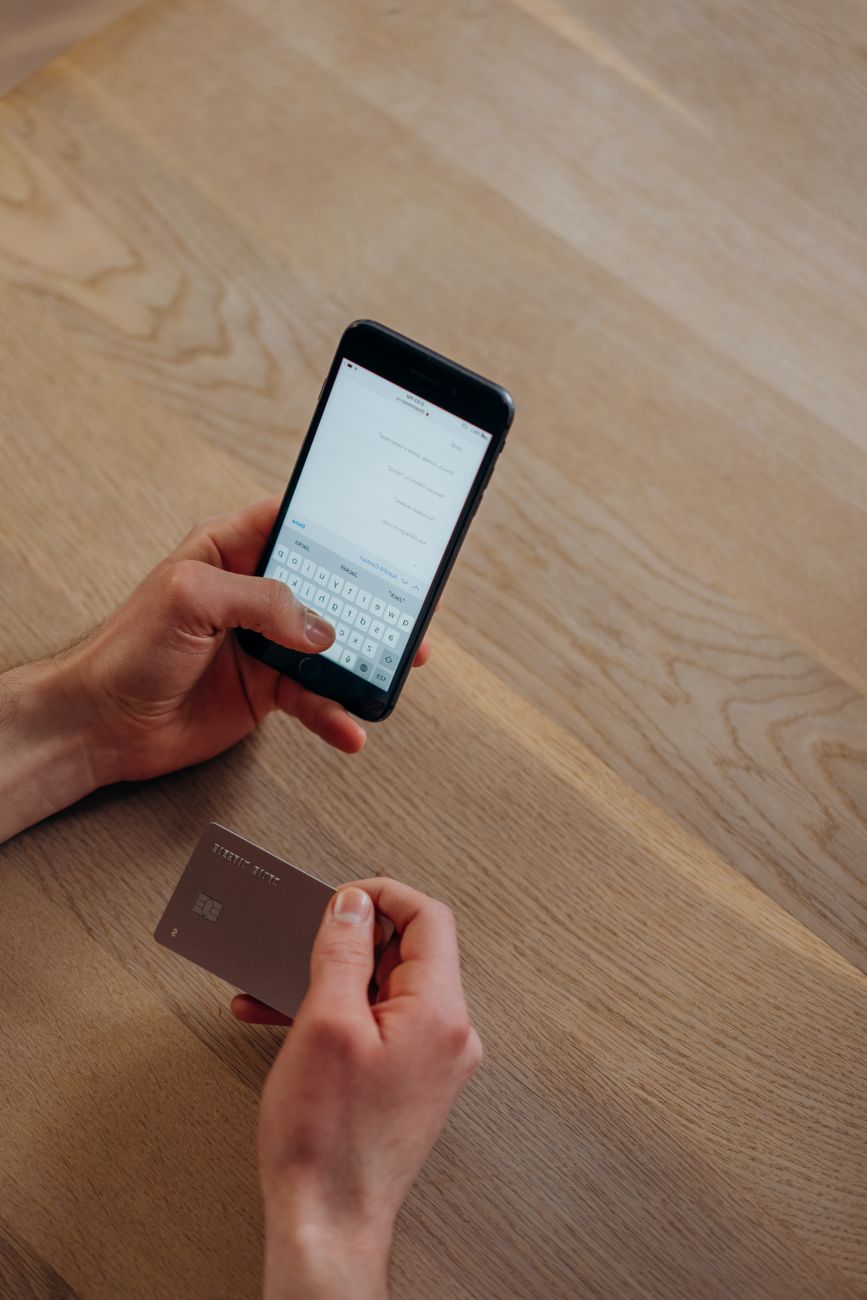 A player making a deposit at a Pay N Play casino using bank login on a smartphone, without creating an account