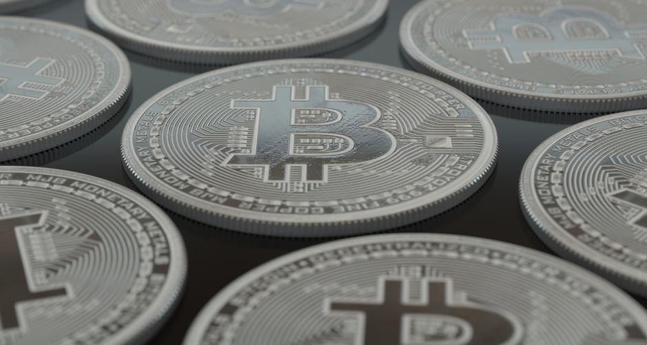 Hõbedane Bitcoini münt lähivõttes
